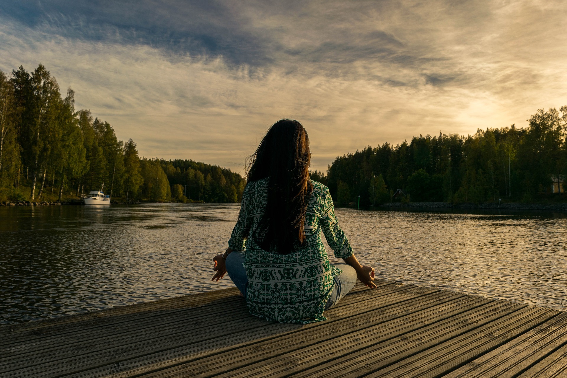 Jak medytacja może pomóc w radzeniu sobie ze stresem i poprawie jakości snu?